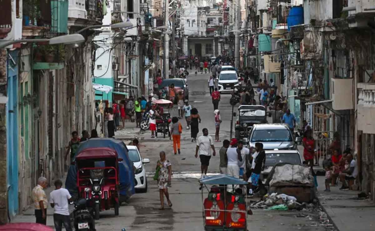 People gather on the street during an electricity blackout in Havana, Cuba [AFP]