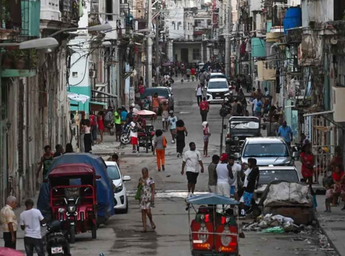 People gather on the street during an electricity blackout in Havana, Cuba [AFP]