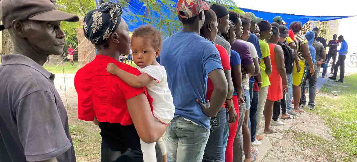 © UNICEF/Jonathan Crickx People queue to receive hygiene kits in Les Cayes, southwest of Haiti.