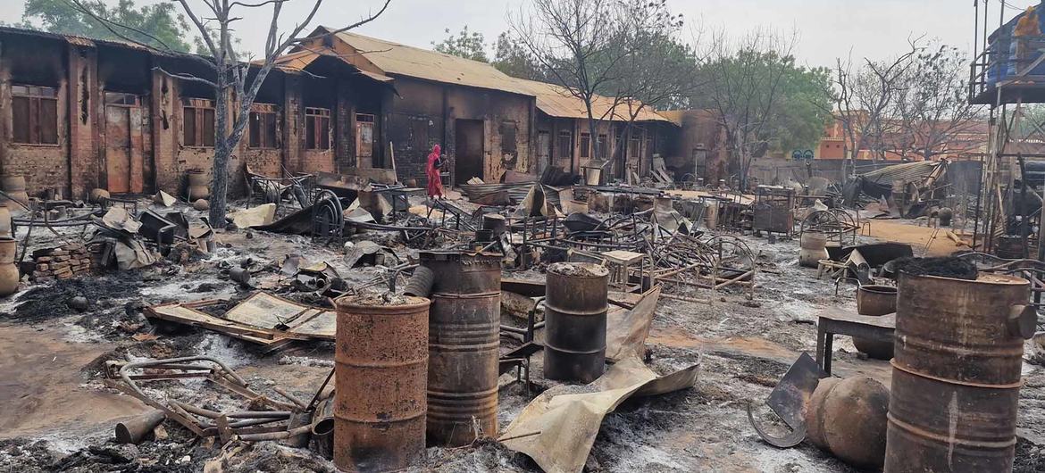 © Mohamed Khalil A school in El Geneina in West Darfur state, which had been serving as a displaced persons shelter, is burned to the ground. (file)