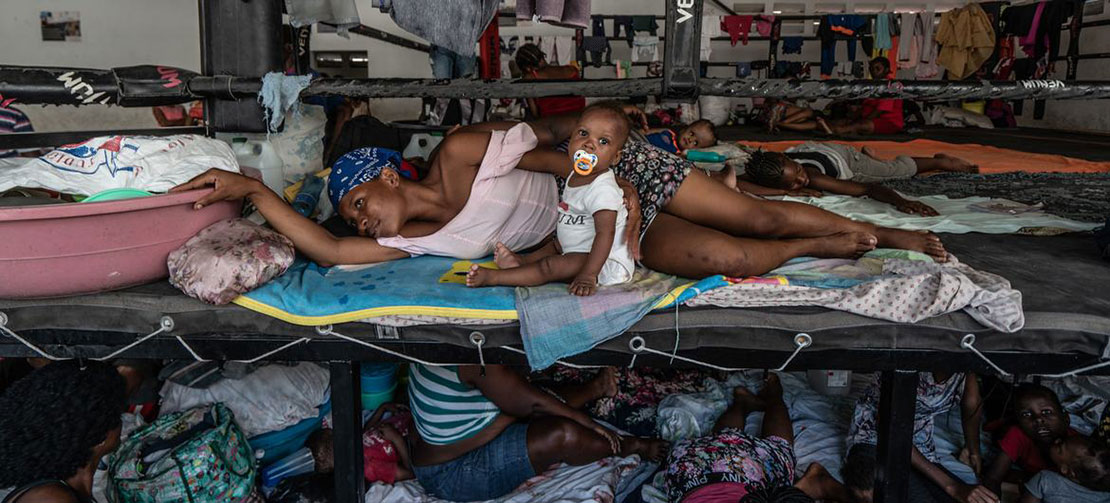 © Giles Clarke Displaced men, women, and children sheltering in a boxing arena in downtown Port-au-Prince after fleeing their homes during gang attacks in August 2023.