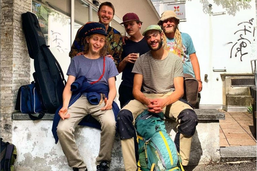 The reggae band "Lauwarm" sing their songs in Swiss German. https://www.instagram.com/lauwarm_music